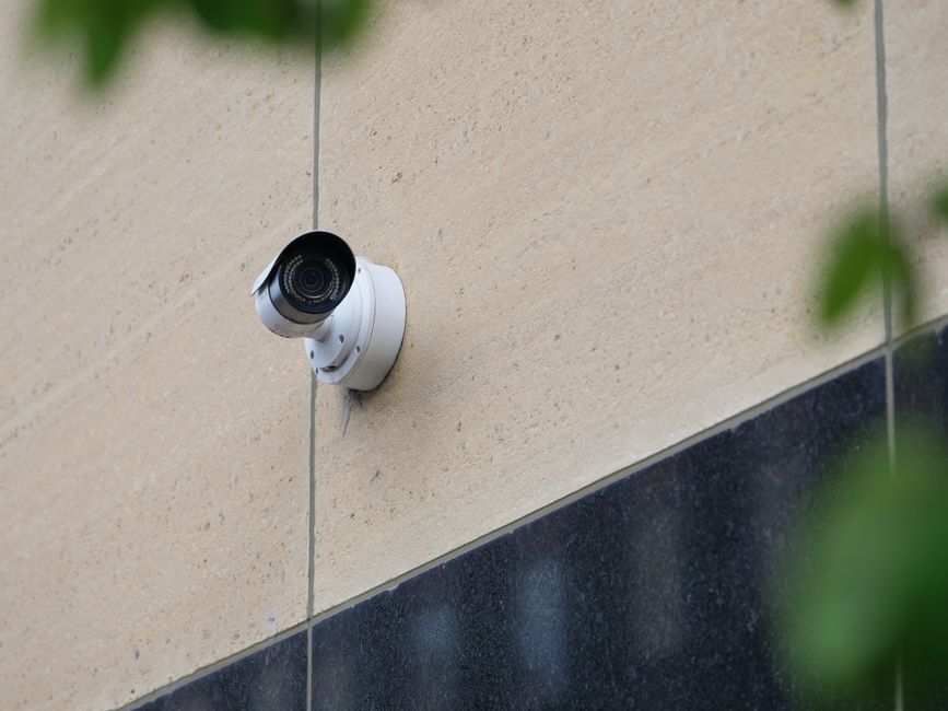 Cámara CCTV moderna instalada en la fachada de un edificio urbano