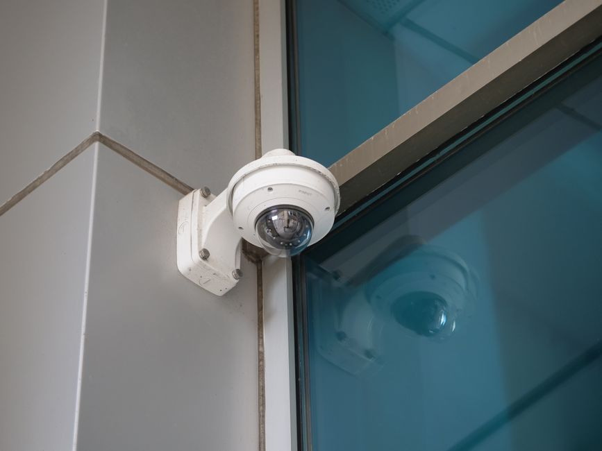 Cámara de seguridad montada en la esquina de un edificio para vigilancia