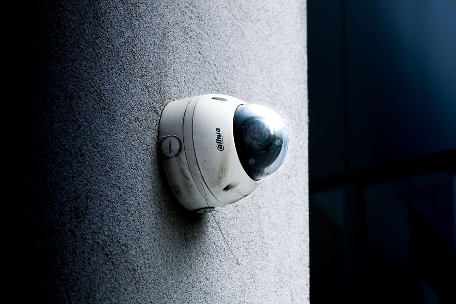 Cámara domo de seguridad montada en una pared de hormigón
