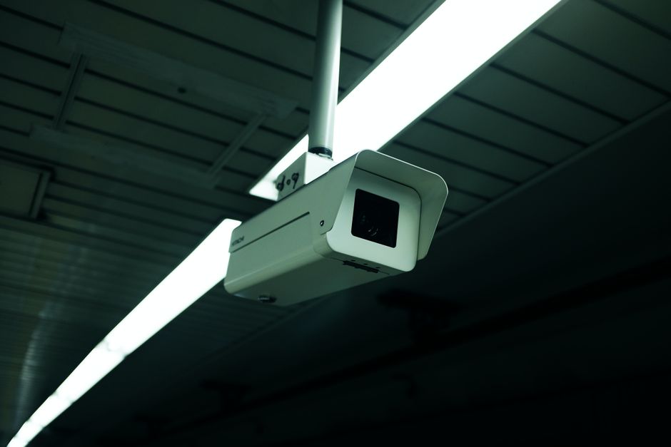 Cámara de seguridad de interior montada en el techo para vigilancia del hogar