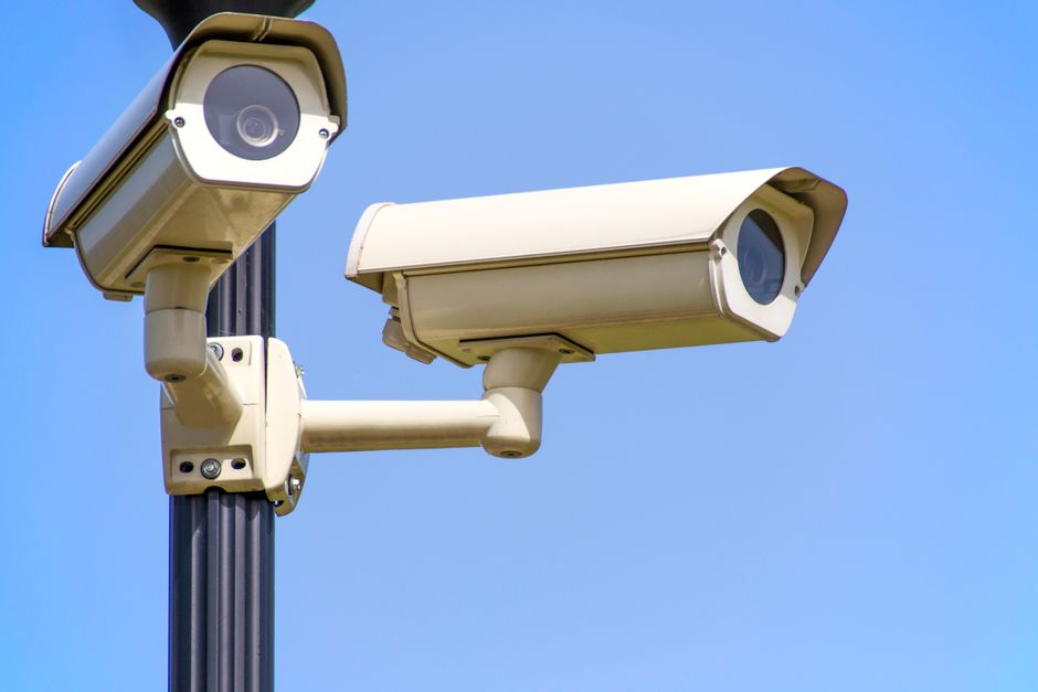 Cámaras de seguridad de exterior montadas en un poste contra el cielo azul