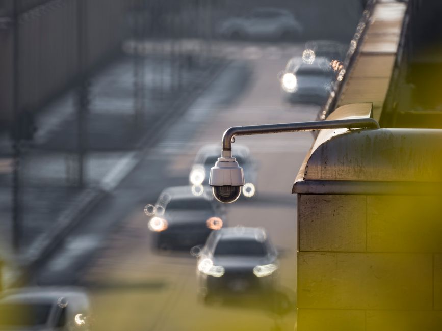 Cámara CCTV vigilando el tráfico de una vía urbana concurrida