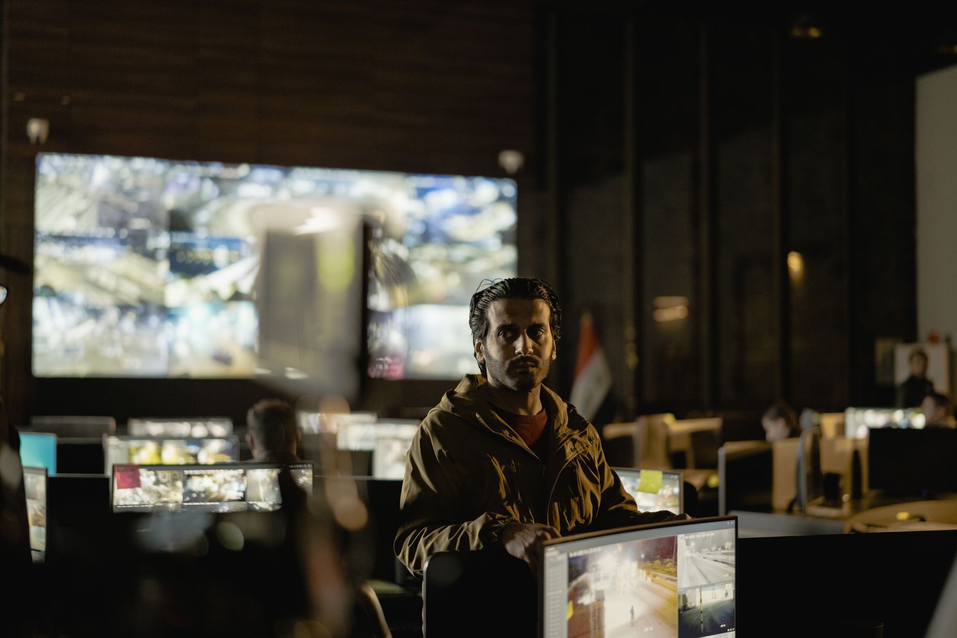 Centro de control de seguridad moderno con equipo monitorizando cámaras