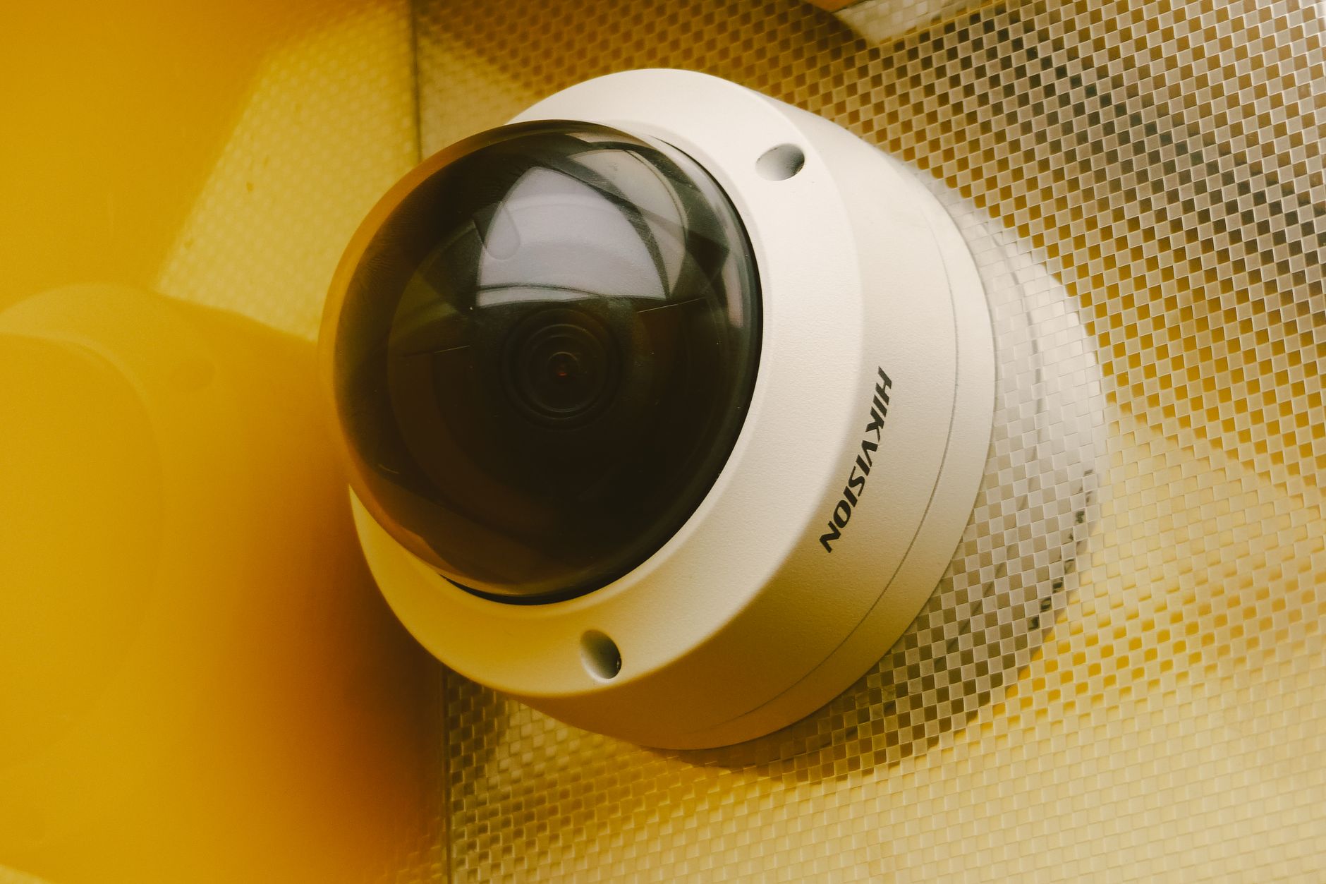 Cámara de videovigilancia moderna instalada en un edificio para seguridad y protección